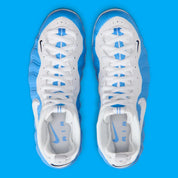 Sneakers Nike Air Foamposite Pro en matériau synthétique moulé University Blue avec détails noirs, amorti Nike Air et plaque en fibre de carbone apparente.
