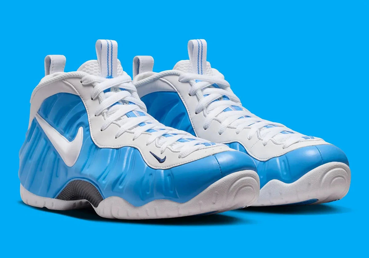 Sneakers Nike Air Foamposite Pro en matériau synthétique moulé University Blue avec détails noirs, amorti Nike Air et plaque en fibre de carbone apparente.

