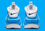 Sneakers Nike Air Foamposite Pro en matériau synthétique moulé University Blue avec détails noirs, amorti Nike Air et plaque en fibre de carbone apparente.
