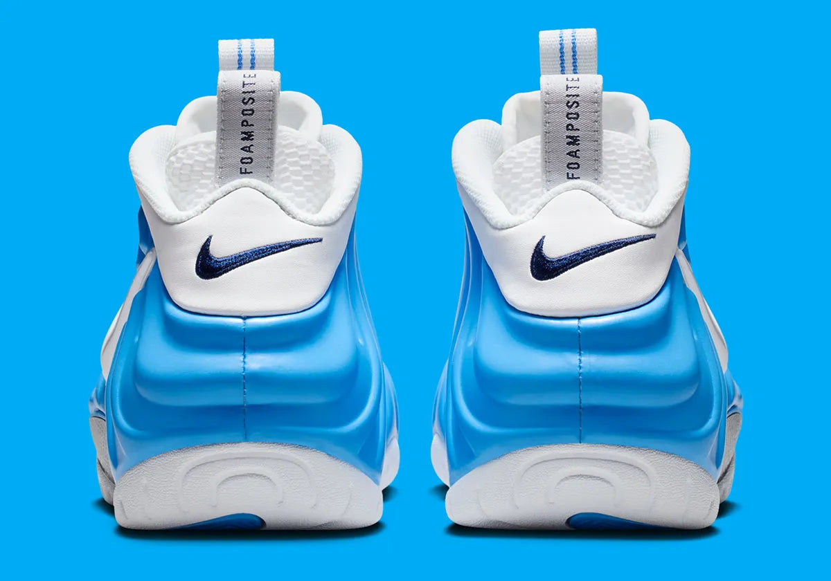 Sneakers Nike Air Foamposite Pro en matériau synthétique moulé University Blue avec détails noirs, amorti Nike Air et plaque en fibre de carbone apparente.
