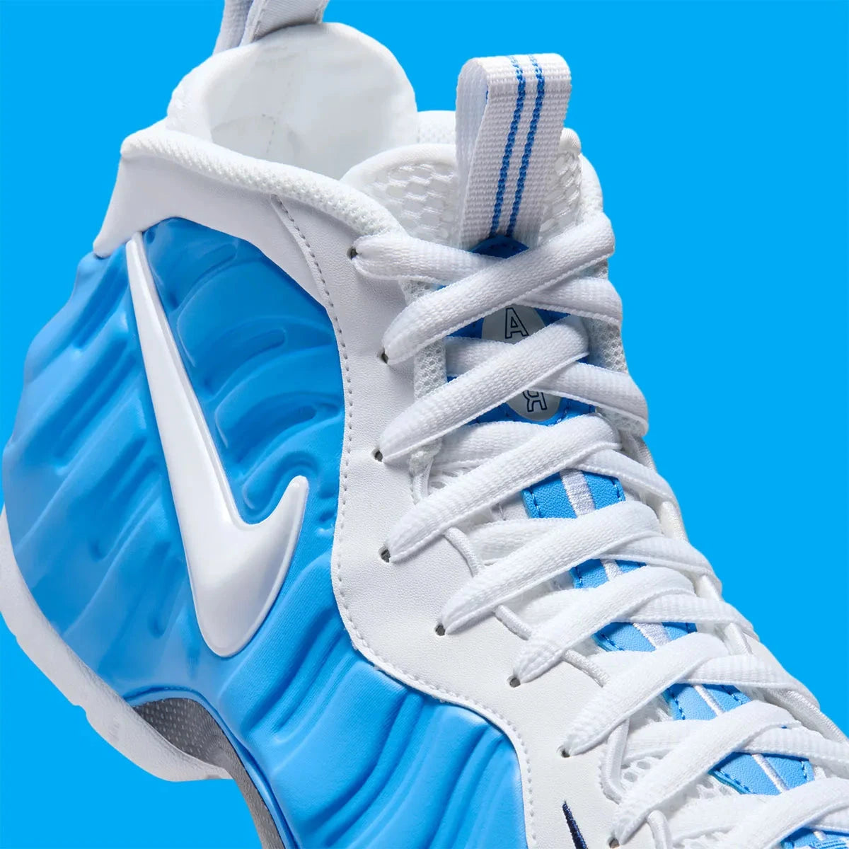 Sneakers Nike Air Foamposite Pro en matériau synthétique moulé University Blue avec détails noirs, amorti Nike Air et plaque en fibre de carbone apparente.
