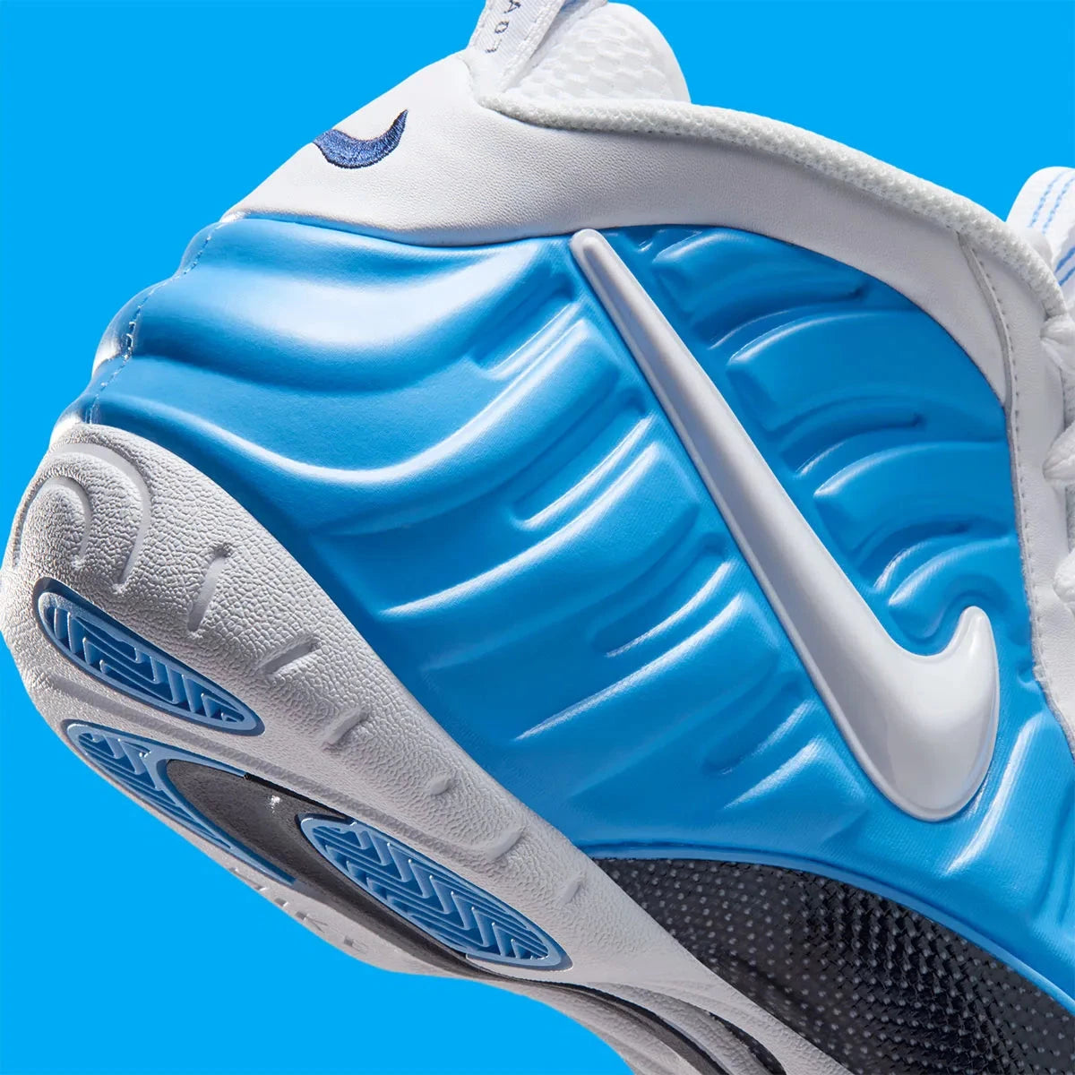 Sneakers Nike Air Foamposite Pro en matériau synthétique moulé University Blue avec détails noirs, amorti Nike Air et plaque en fibre de carbone apparente.
