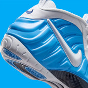 Sneakers Nike Air Foamposite Pro en matériau synthétique moulé University Blue avec détails noirs, amorti Nike Air et plaque en fibre de carbone apparente.
