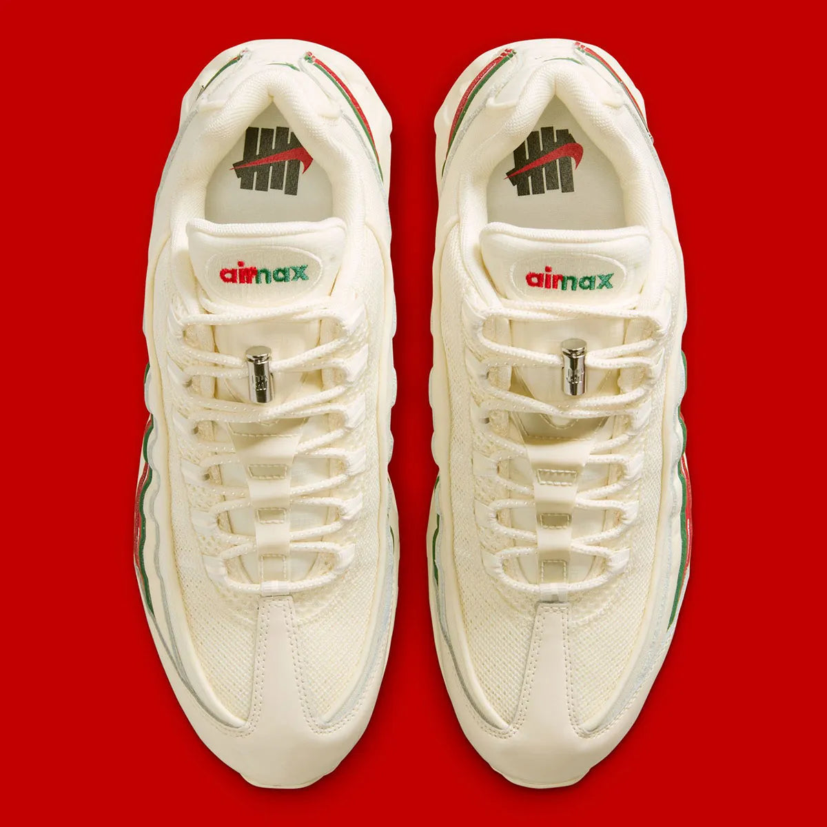 Sneakers Nike Air Max 95 SP Undefeated Sail beiges en matières premium avec amorti Air Max visible et détails collaboratifs exclusifs. Vue du dessus 