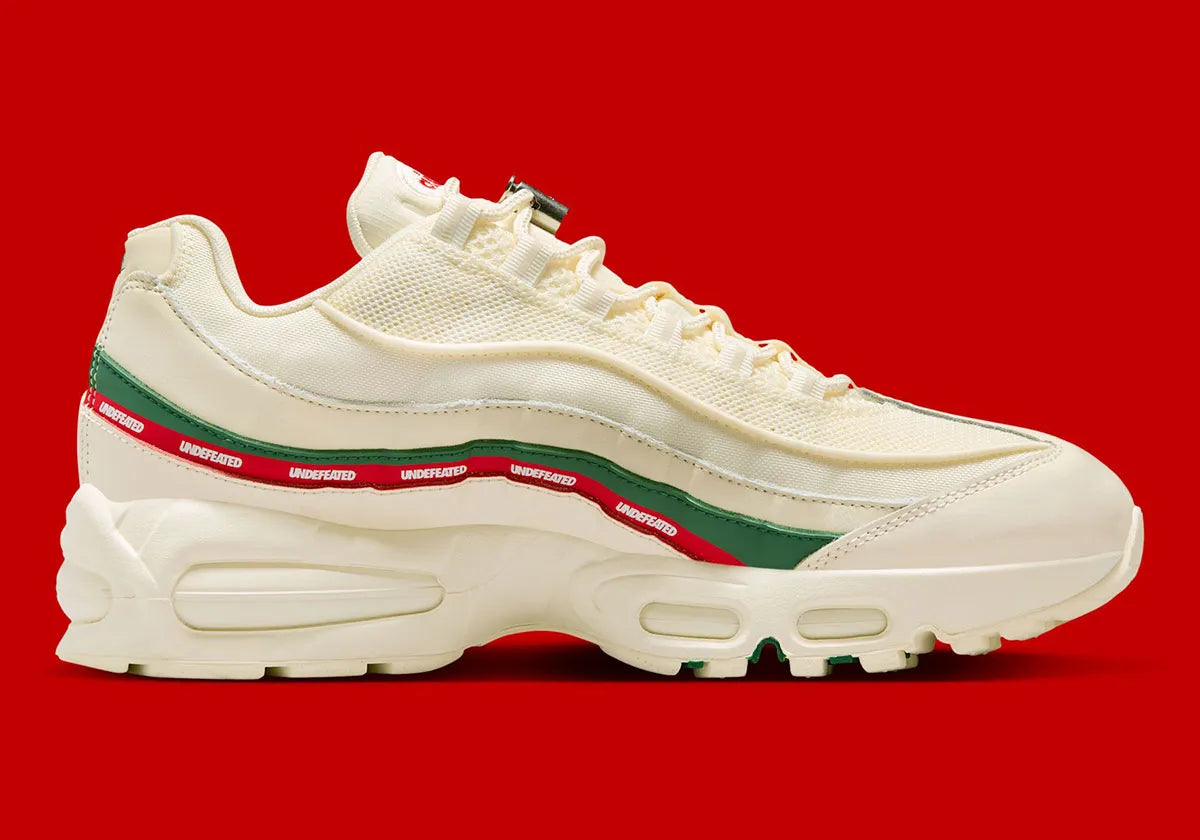 Sneakers Nike Air Max 95 SP Undefeated Sail beiges en matières premium avec amorti Air Max visible et détails collaboratifs exclusifs. Vue intérieur 