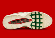 Sneakers Nike Air Max 95 SP Undefeated Sail beiges en matières premium avec amorti Air Max visible et détails collaboratifs exclusifs. Dessous de la chaussures 