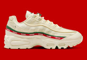 Sneakers Nike Air Max 95 SP Undefeated Sail beiges en matières premium avec amorti Air Max visible et détails collaboratifs exclusifs. Vue extérieur 