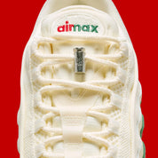 Sneakers Nike Air Max 95 SP Undefeated Sail beiges en matières premium avec amorti Air Max visible et détails collaboratifs exclusifs. Zoom avant 