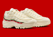 Sneakers Nike Air Max 95 SP Undefeated Sail beiges en matières premium avec amorti Air Max visible et détails collaboratifs exclusifs. Vue 3/4