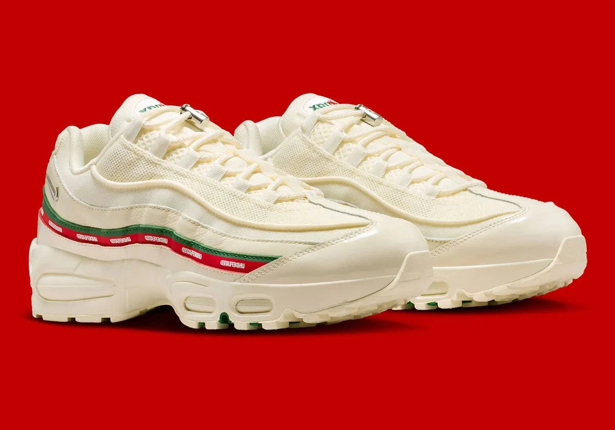 Sneakers Nike Air Max 95 SP Undefeated Sail beiges en matières premium avec amorti Air Max visible et détails collaboratifs exclusifs. Vue 3/4