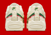 Sneakers Nike Air Max 95 SP Undefeated Sail beiges en matières premium avec amorti Air Max visible et détails collaboratifs exclusifs. Vue de derrière