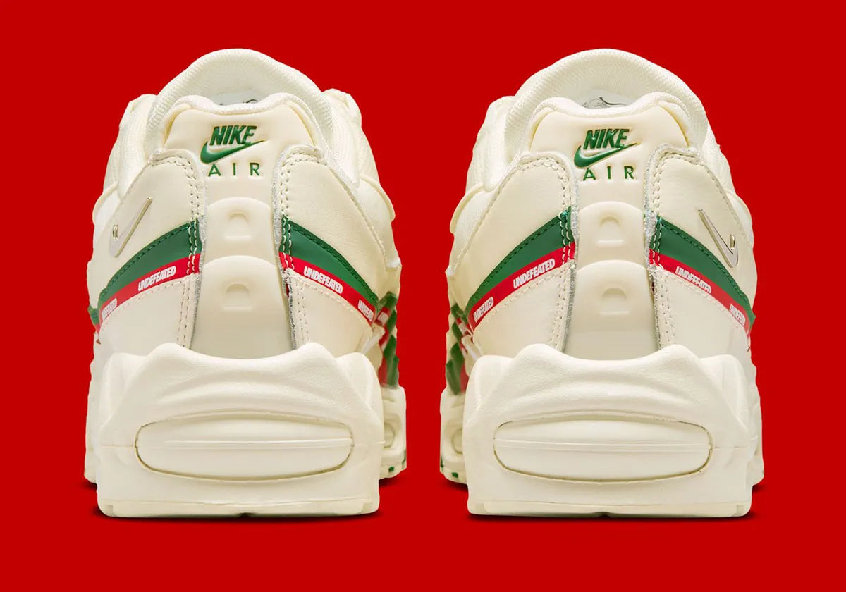 Sneakers Nike Air Max 95 SP Undefeated Sail beiges en matières premium avec amorti Air Max visible et détails collaboratifs exclusifs. Vue de derrière