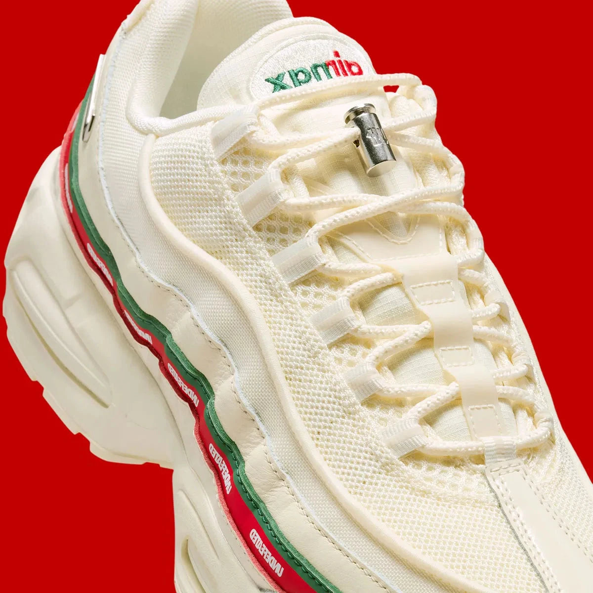 Sneakers Nike Air Max 95 SP Undefeated Sail beiges en matières premium avec amorti Air Max visible et détails collaboratifs exclusifs. Zoom avant 3/4 