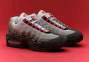 Sneakers Nike Air Max 95 SP Undefeated Geo Tokyo Bright Crimson en mesh et cuir avec motifs géométriques et unités Air visibles