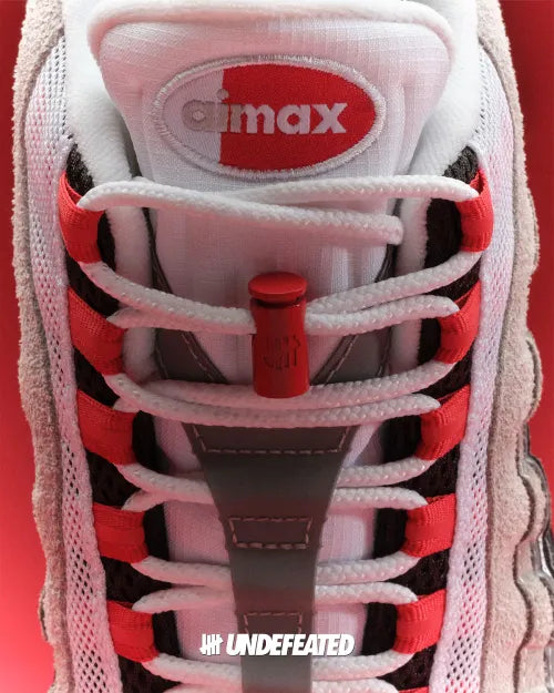 Sneakers Nike Air Max 95 SP Undefeated Geo Tokyo Bright Crimson rouges et noires en matières premium avec amorti Air Max visible et design graphique exclusif. Zoom avant 