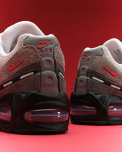 Sneakers Nike Air Max 95 SP Undefeated Geo Tokyo Bright Crimson en mesh et cuir avec motifs géométriques et unités Air visibles
