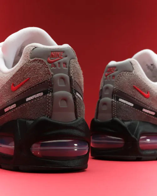 Sneakers Nike Air Max 95 SP Undefeated Geo Tokyo Bright Crimson rouges et noires en matières premium avec amorti Air Max visible et design graphique exclusif. Vue de derrière 