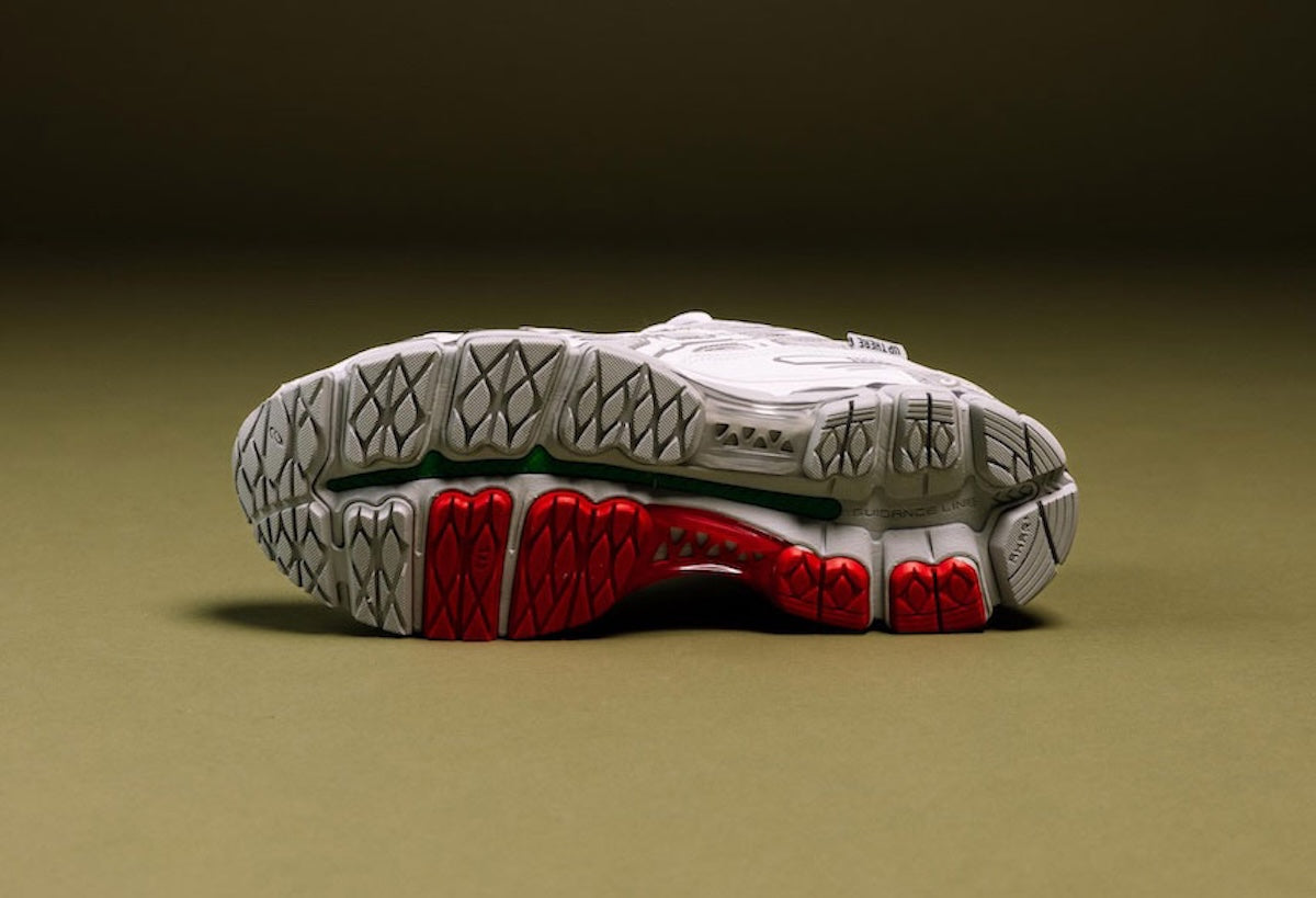Sneaker ASICS Gel-Kayano 12.1 Up There Natsukashii Glacier Grey en mesh gris glacé avec amorti GEL et finitions premium exclusives.