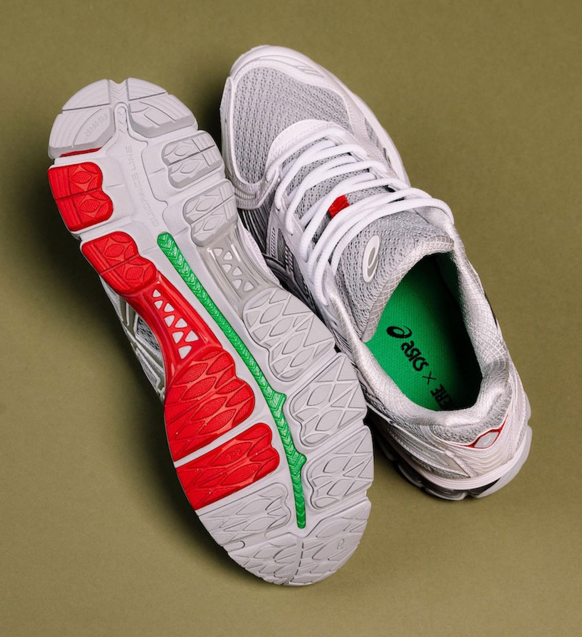 Sneaker ASICS Gel-Kayano 12.1 Up There Natsukashii Glacier Grey en mesh gris glacé avec amorti GEL et finitions premium exclusives.