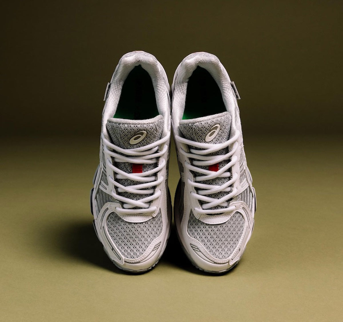  Sneaker ASICS Gel-Kayano 12.1 Up There Natsukashii Glacier Grey en mesh gris glacé avec amorti GEL et finitions premium exclusives.