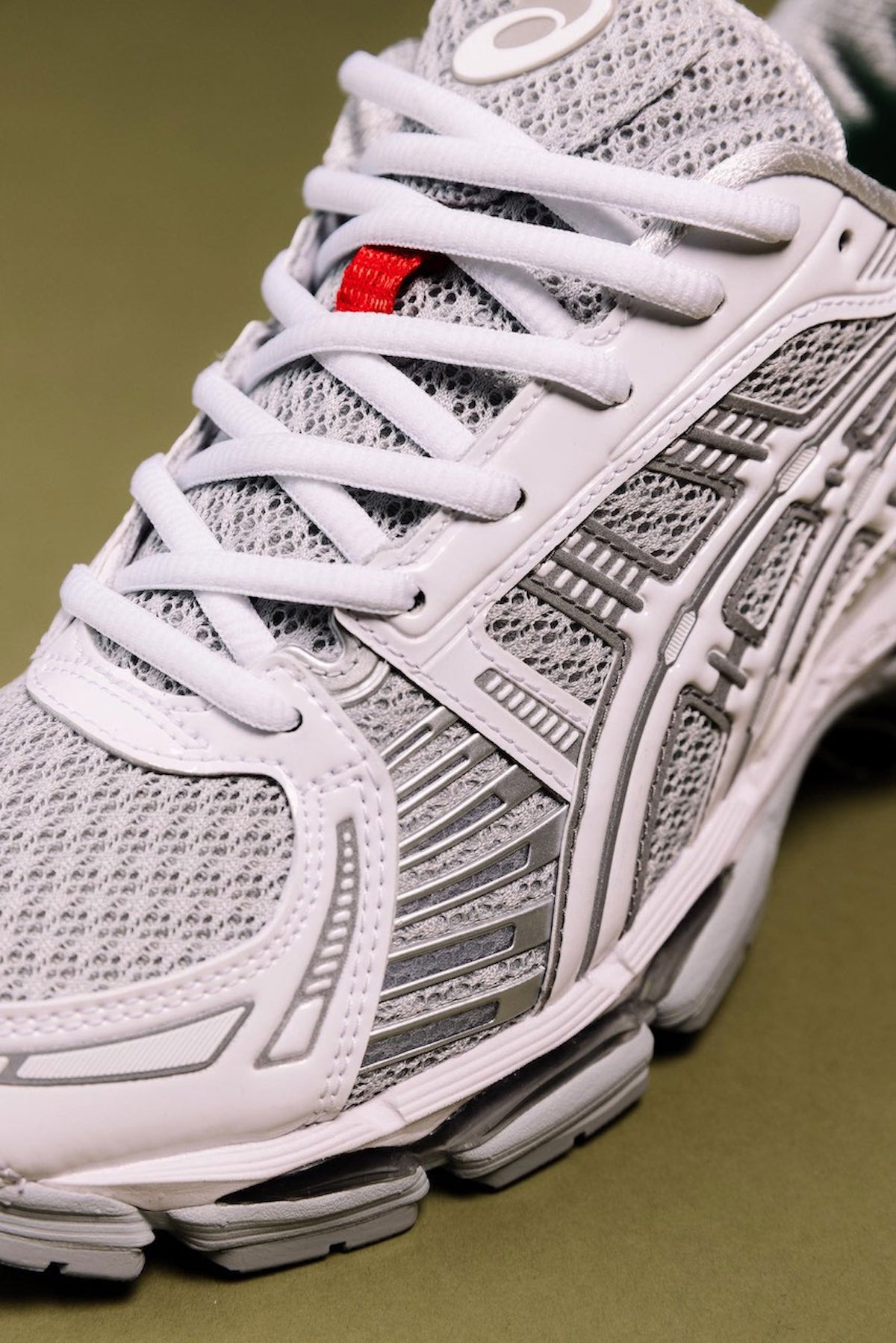Sneaker ASICS Gel-Kayano 12.1 Up There Natsukashii Glacier Grey en mesh gris glacé avec amorti GEL et finitions premium exclusives.