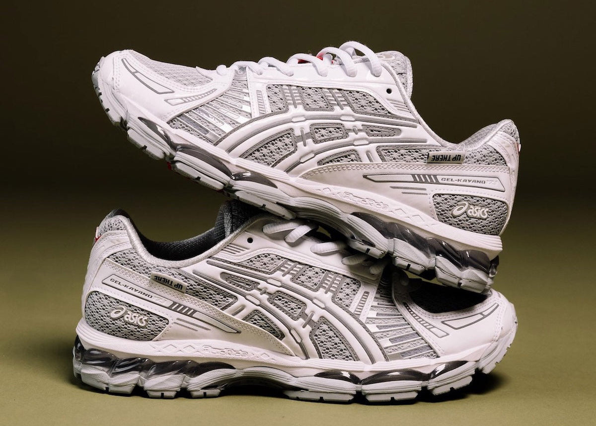 Sneaker ASICS Gel-Kayano 12.1 Up There Natsukashii Glacier Grey en mesh gris glacé avec amorti GEL et finitions premium exclusives.