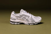 Sneaker ASICS Gel-Kayano 12.1 Up There Natsukashii Glacier Grey en mesh gris glacé avec amorti GEL et finitions premium exclusives.