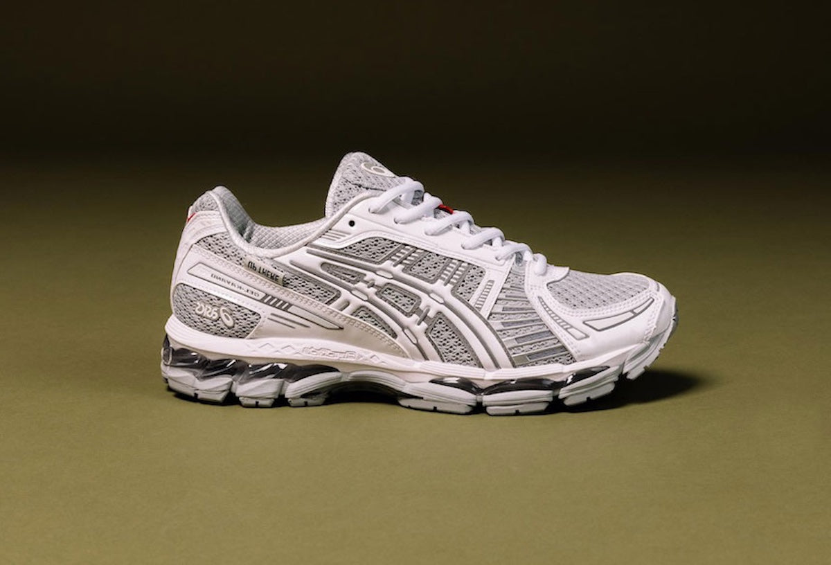 Sneaker ASICS Gel-Kayano 12.1 Up There Natsukashii Glacier Grey en mesh gris glacé avec amorti GEL et finitions premium exclusives.