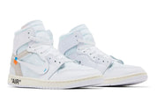 Sneakers Jordan 1 Retro High Off-White Alaska blanches en cuir premium avec détails déstructurés, inscriptions graphiques et semelle Air.