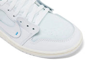 Sneakers Jordan 1 Retro High Off-White Alaska blanches en cuir premium avec détails déstructurés, inscriptions graphiques et semelle Air.