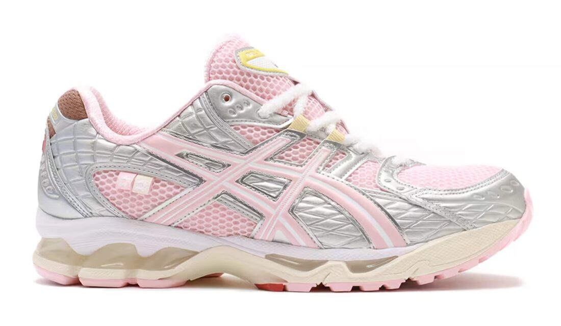 chaussure de course Asics Nimbus 10.1 atmos rose fraise et jaune , semelle confortable , vu de profil