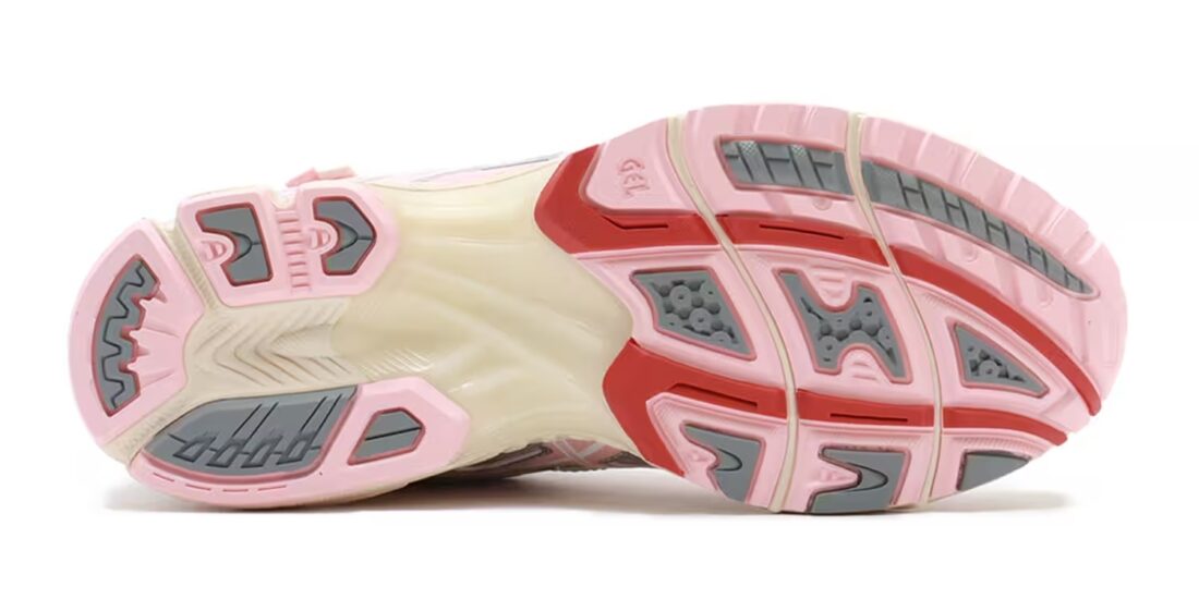 chaussure de course Asics Nimbus 10.1 atmos rose fraise et jaune , semelle confortable , vu du dessous
