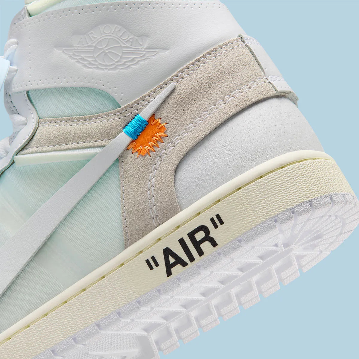 Jordan 1 Retro High Off-White Alaska, sneaker montante issue de la collaboration Jordan Brand x Off-White™ avec design déstructuré et finitions premium.