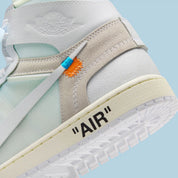 Jordan 1 Retro High Off-White Alaska, sneaker montante issue de la collaboration Jordan Brand x Off-White™ avec design déstructuré et finitions premium.