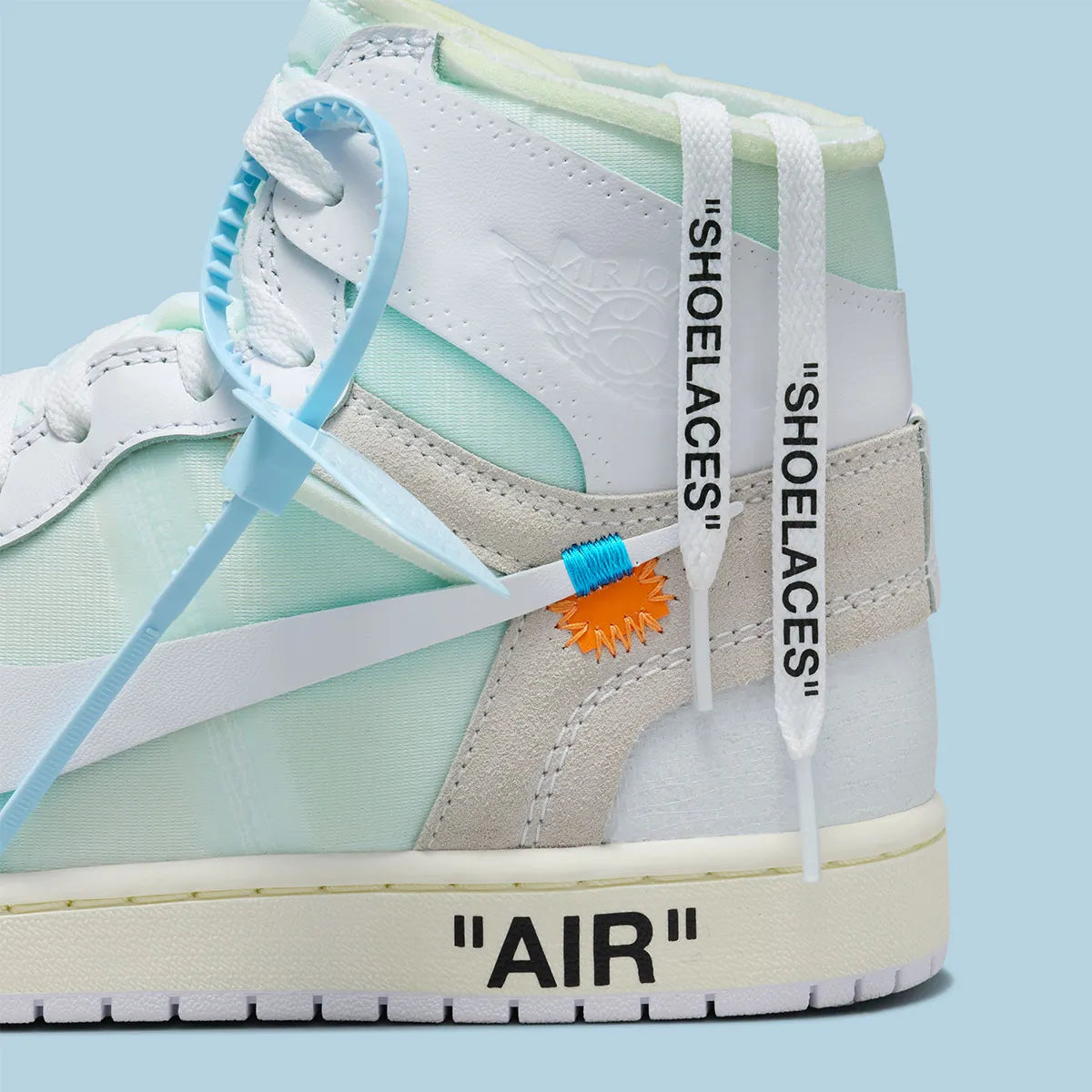 Jordan 1 Retro High Off-White Alaska, sneaker montante issue de la collaboration Jordan Brand x Off-White™ avec design déstructuré et finitions premium.