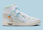 Jordan 1 Retro High Off-White Alaska, sneaker montante issue de la collaboration Jordan Brand x Off-White™ avec design déstructuré et finitions premium.
