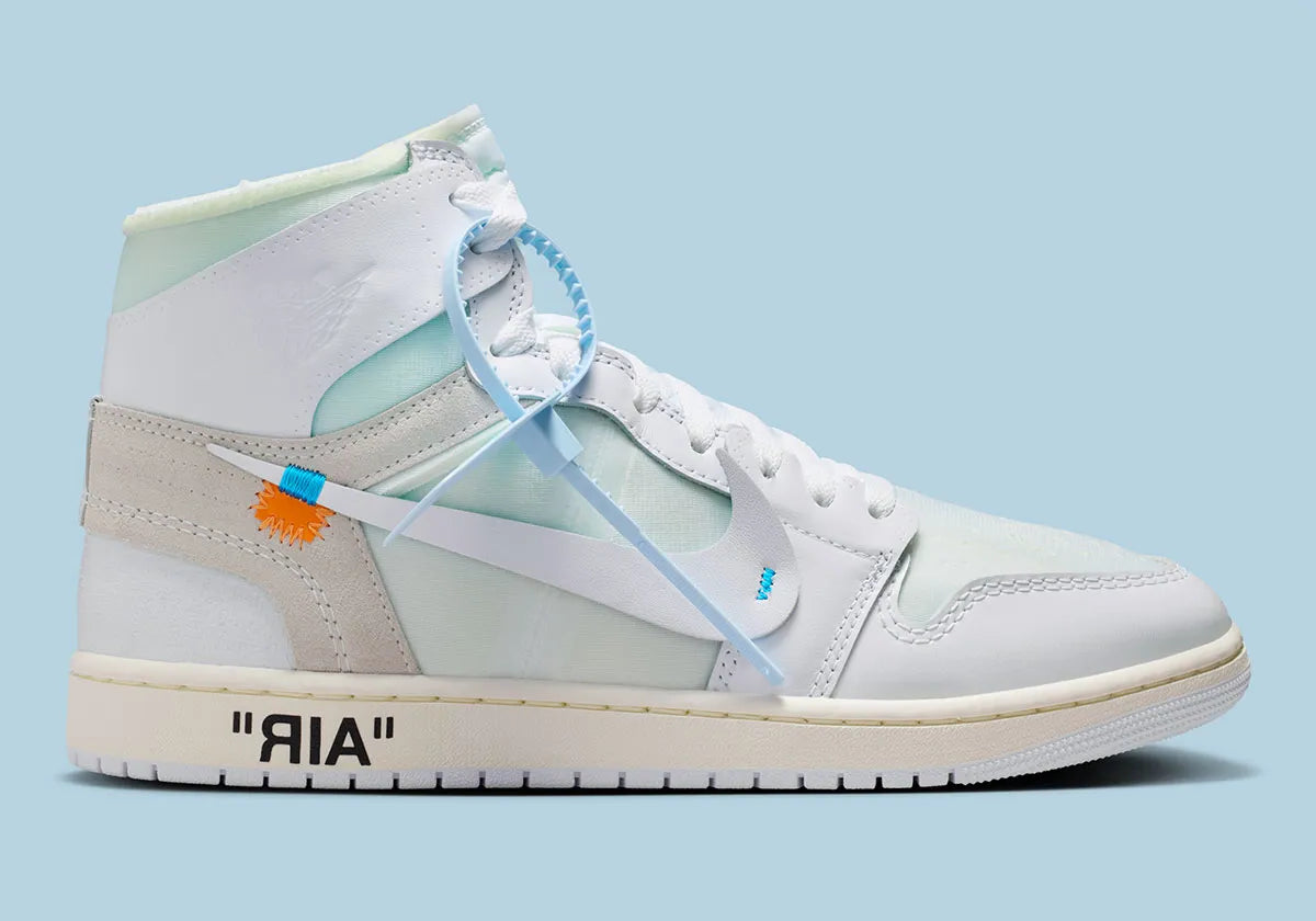 Jordan 1 Retro High Off-White Alaska, sneaker montante issue de la collaboration Jordan Brand x Off-White™ avec design déstructuré et finitions premium.