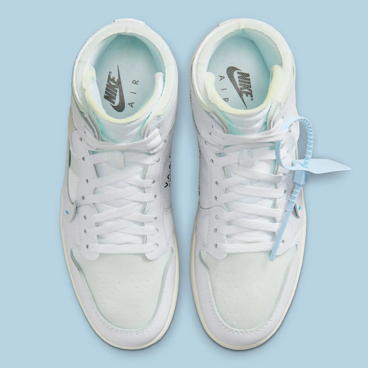 Jordan 1 Retro High Off-White Alaska, sneaker montante issue de la collaboration Jordan Brand x Off-White™ avec design déstructuré et finitions premium.