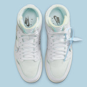 Jordan 1 Retro High Off-White Alaska, sneaker montante issue de la collaboration Jordan Brand x Off-White™ avec design déstructuré et finitions premium.