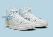 Jordan 1 Retro High Off-White Alaska, sneaker montante issue de la collaboration Jordan Brand x Off-White™ avec design déstructuré et finitions premium.