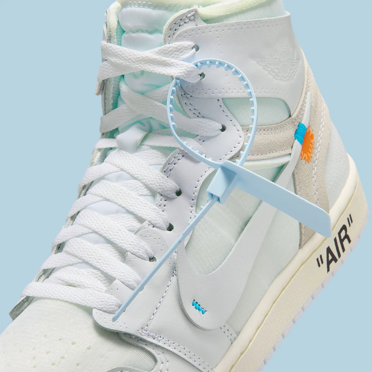 Jordan 1 Retro High Off-White Alaska, sneaker montante issue de la collaboration Jordan Brand x Off-White™ avec design déstructuré et finitions premium.