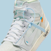 Jordan 1 Retro High Off-White Alaska, sneaker montante issue de la collaboration Jordan Brand x Off-White™ avec design déstructuré et finitions premium.