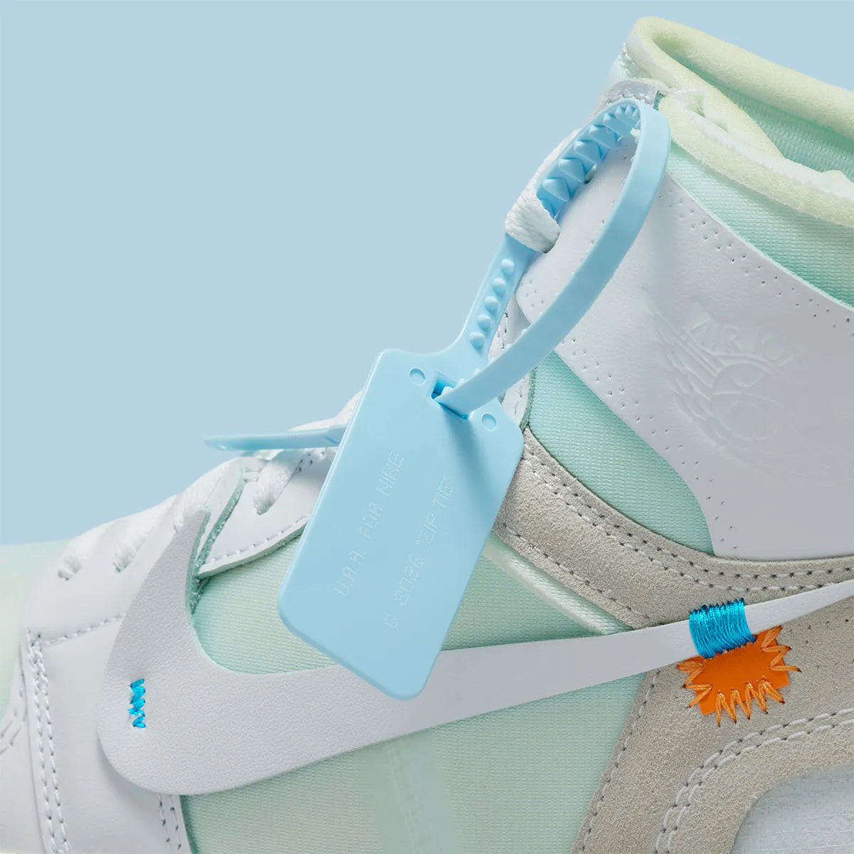 Jordan 1 Retro High Off-White Alaska, sneaker montante issue de la collaboration Jordan Brand x Off-White™ avec design déstructuré et finitions premium.
