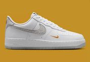 Nike Air Force 1 Low '07 White Kumquat Grey Fog, sneaker Nike blanche et grise avec détails orange Kumquat, Swoosh latéral et amorti Nike Air vue de profil. 
