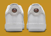 Nike Air Force 1 Low '07 White Kumquat Grey Fog, sneaker Nike blanche et grise avec détails orange Kumquat, Swoosh latéral et amorti Nike Air vue de derrière. 