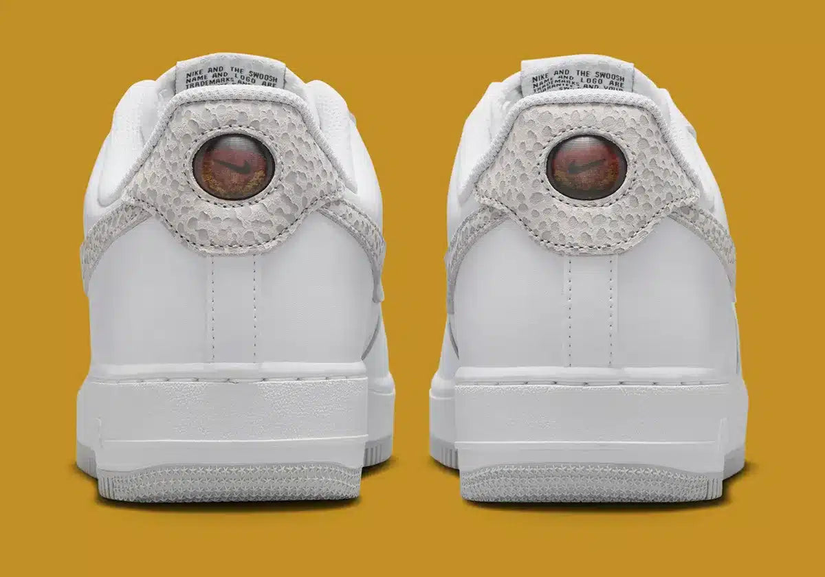 Nike Air Force 1 Low '07 White Kumquat Grey Fog, sneaker Nike blanche et grise avec détails orange Kumquat, Swoosh latéral et amorti Nike Air vue de derrière. 