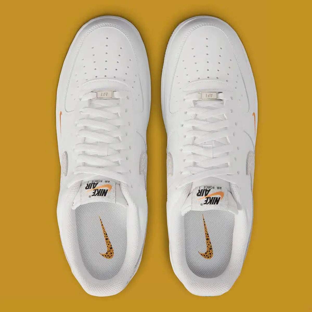 Nike Air Force 1 Low '07 White Kumquat Grey Fog, sneaker Nike blanche et grise avec détails orange Kumquat, Swoosh latéral et amorti Nike Air vue du dessous. 