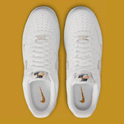 Nike Air Force 1 Low '07 White Kumquat Grey Fog, sneaker Nike blanche et grise avec détails orange Kumquat, Swoosh latéral et amorti Nike Air vue du dessous. 