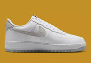 Nike Air Force 1 Low '07 White Kumquat Grey Fog, sneaker Nike blanche et grise avec détails orange Kumquat, Swoosh latéral et amorti Nike Air vue de profil intérieur. 
