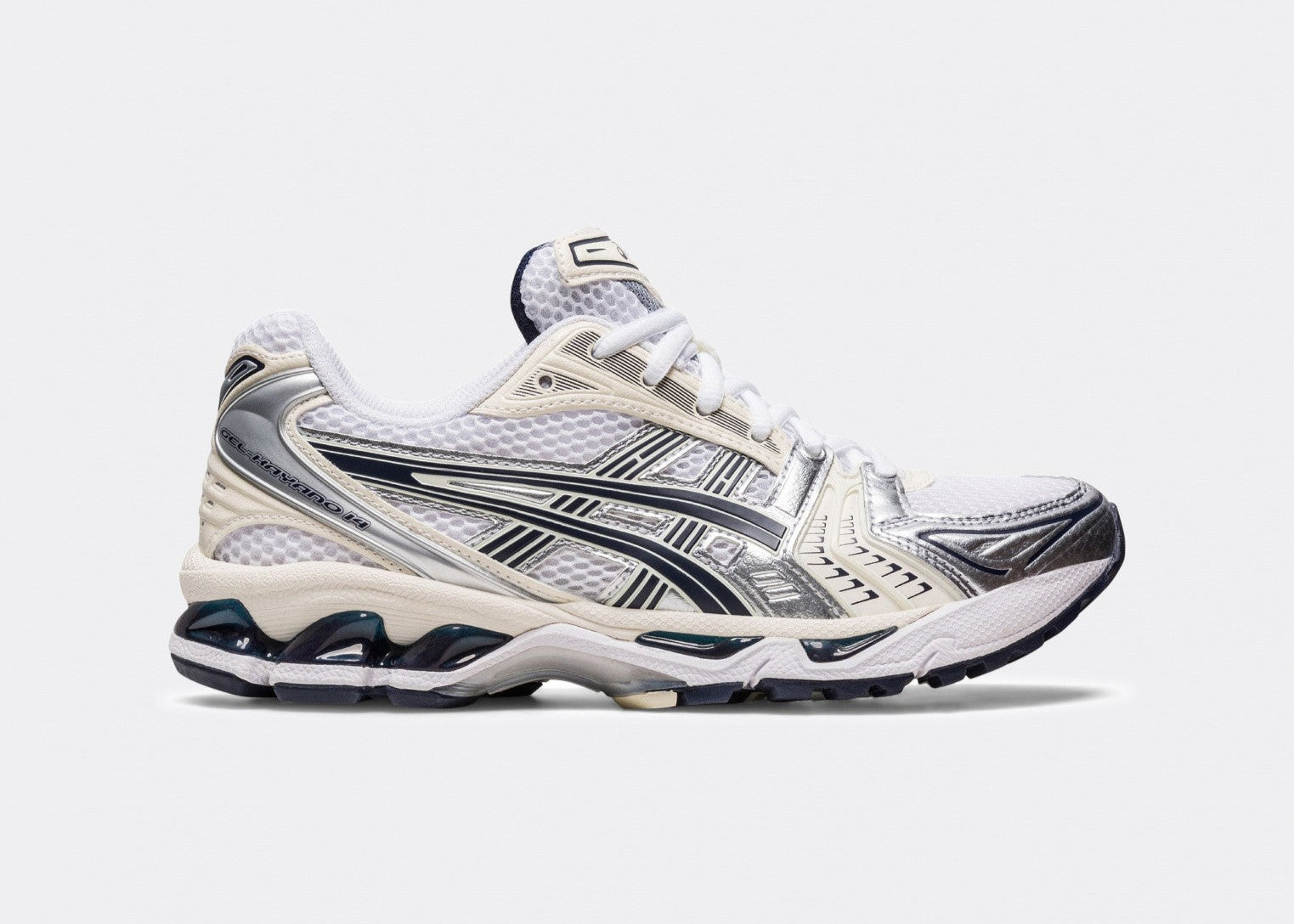 Chaussure de running asics blanche et argentée à detail bleu nuit vue de profil